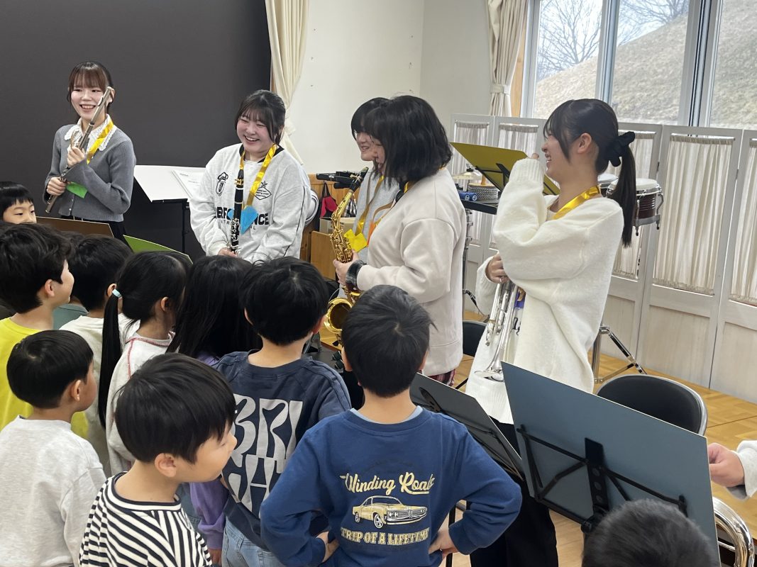 東北文教ウィンドアンサンブル部が保育園で訪問演奏