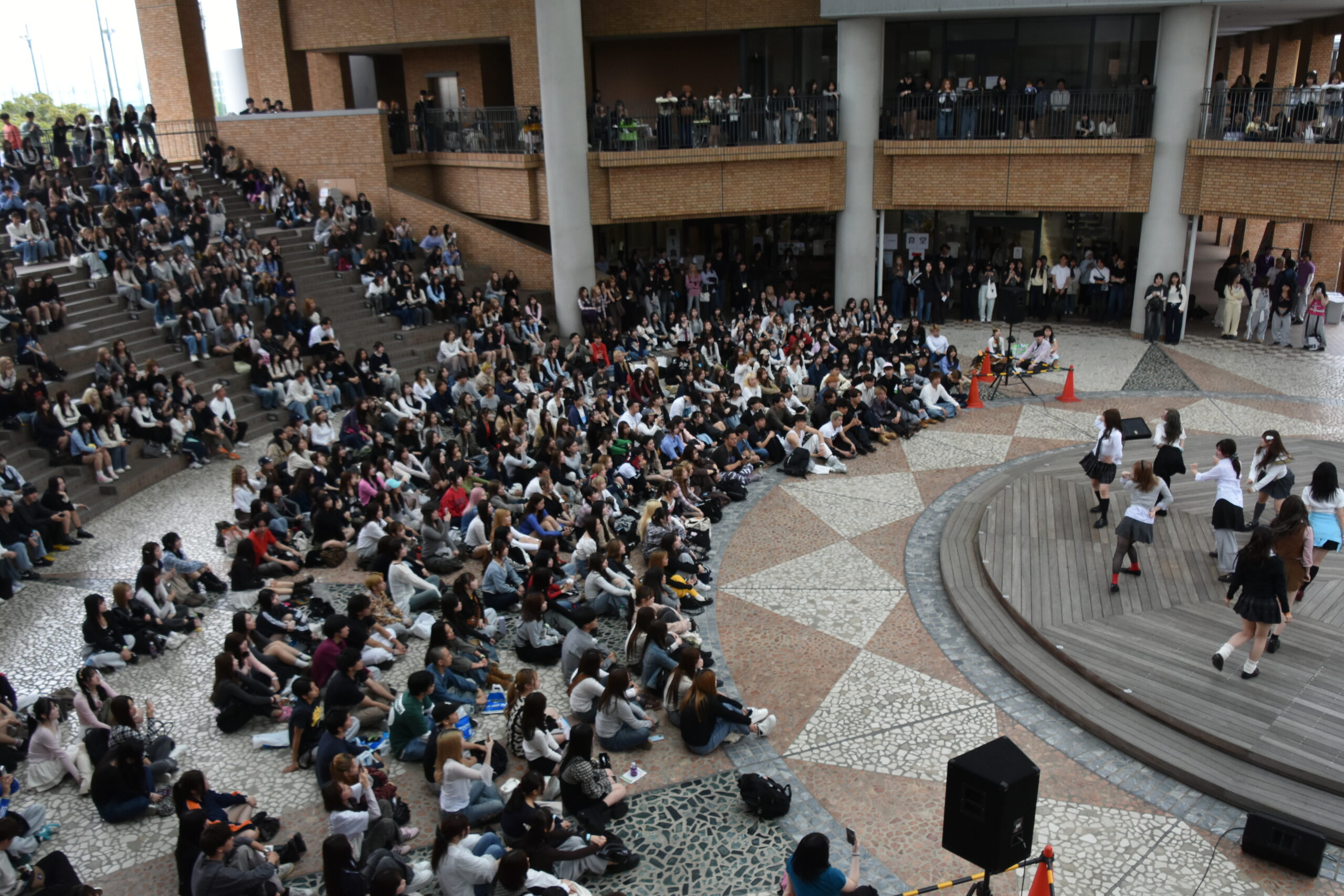 新入生歓迎祭が開かれ、2000人の新入生らが参加しました