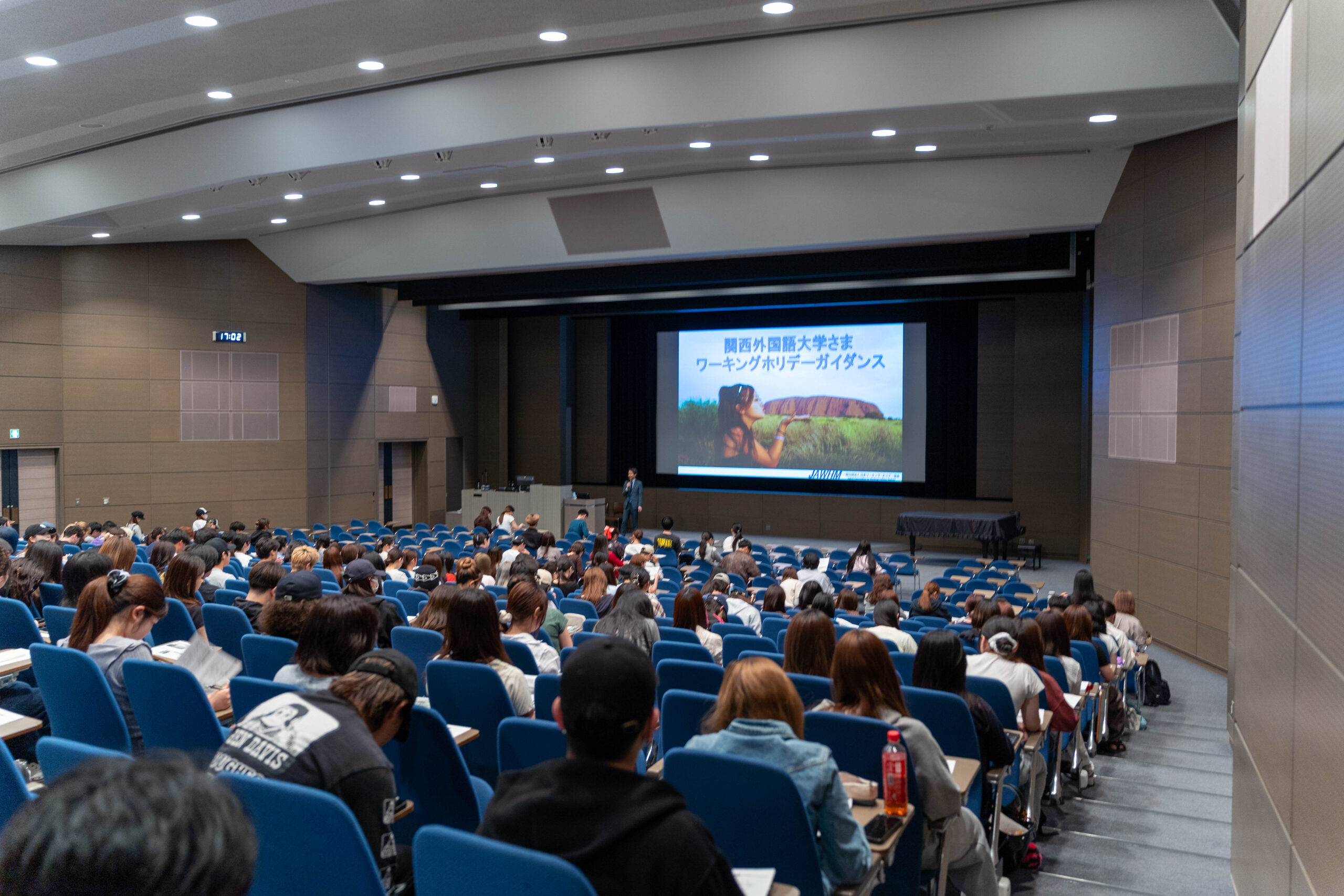「ワーキングホリデーガイダンス」を開催。260人の学生が、経験者のリアルな声に学びました