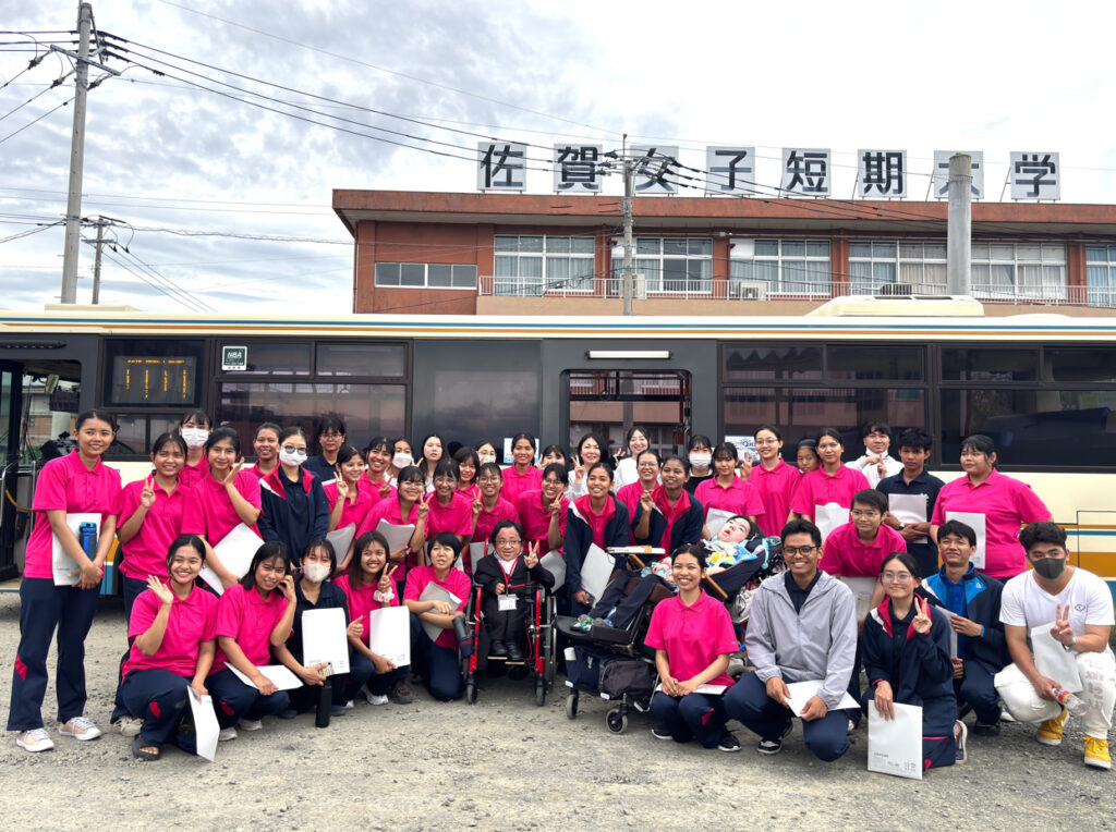 ノンステップバス特別乗車体験を行いました～福祉を学ぶ学生が、車いすユーザーの方の視点で公共バスの利用を学ぶ～