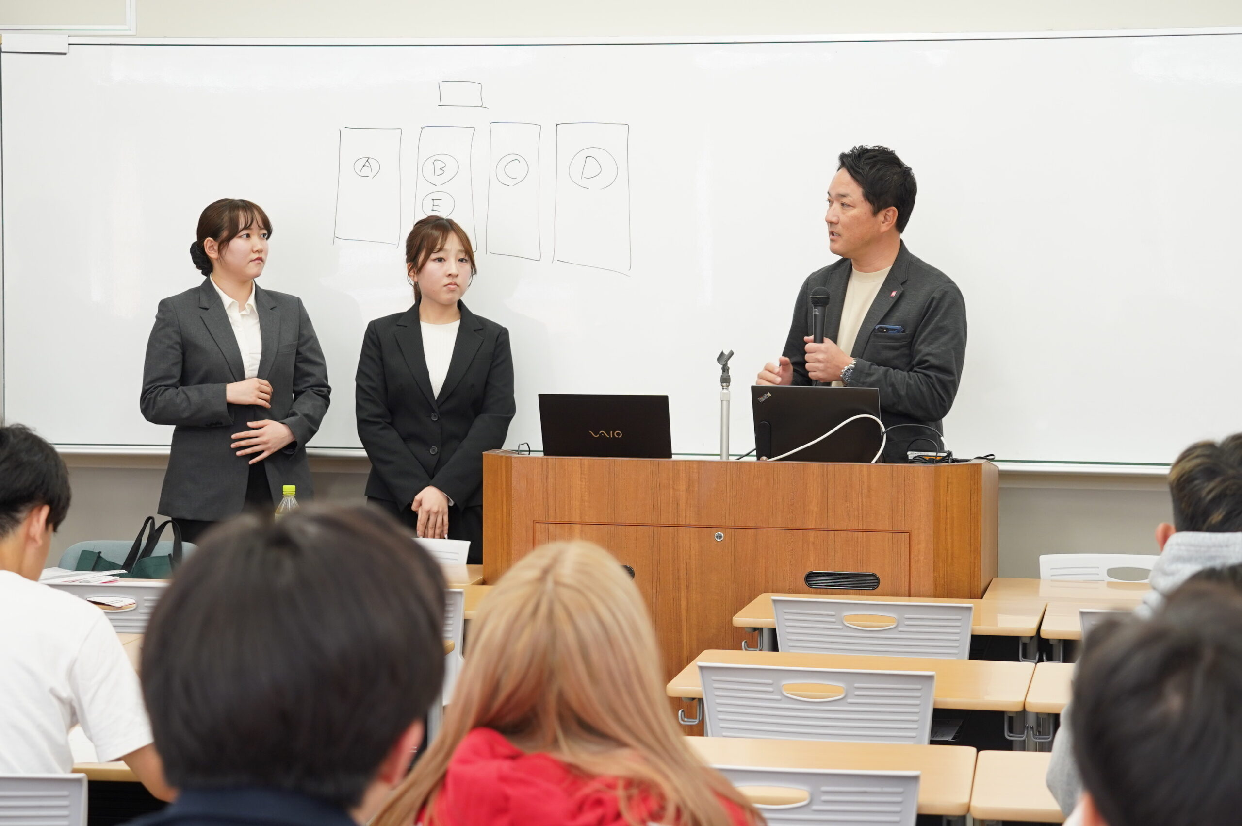 短期大学部の授業「海外企業研究」に、この春卒業した2人の大創産業社員が登壇しました